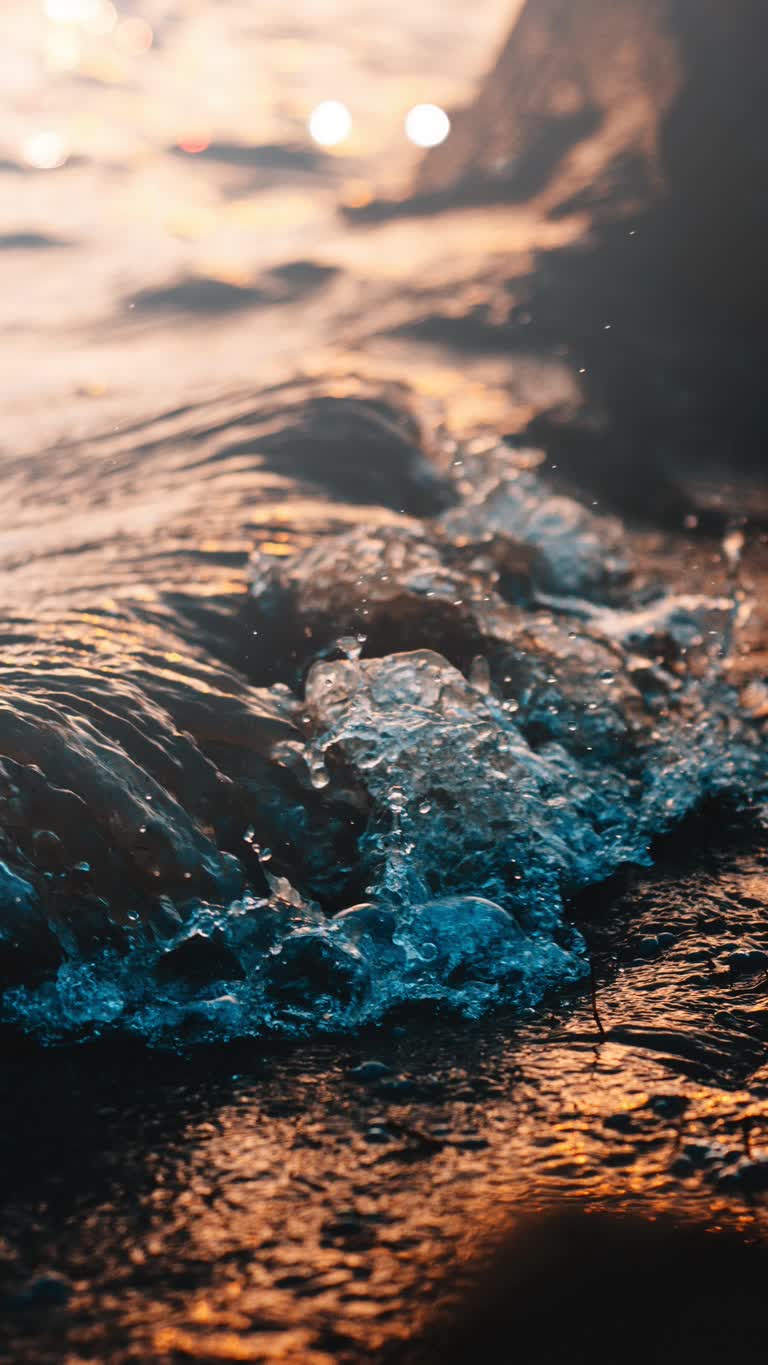 有一张海浪冲进海滩的特写照片