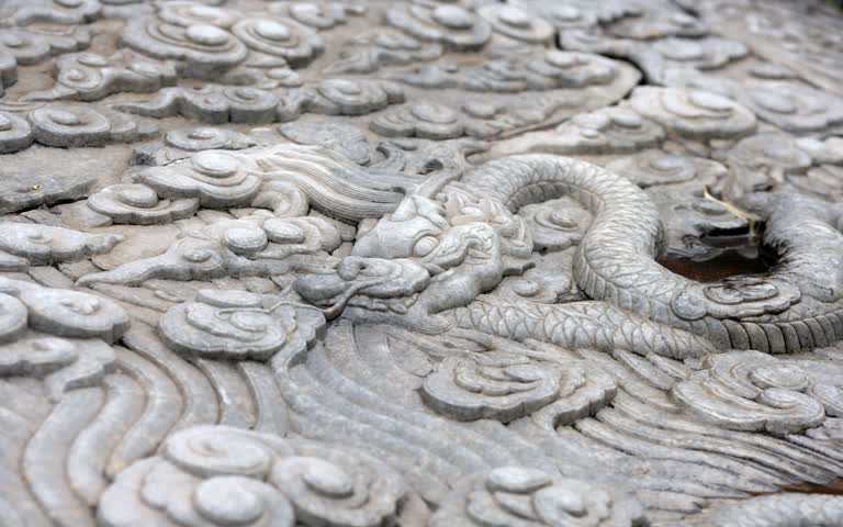 这是岩石上龙雕塑的特写