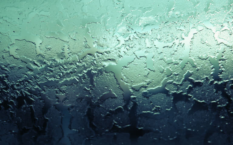 有窗户的特写视图,上面有雨