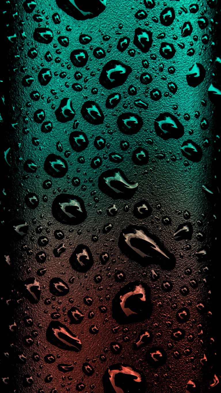 玻璃瓶上有水滴的特写
