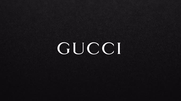 黑色背景上 Gucci 一词的特写