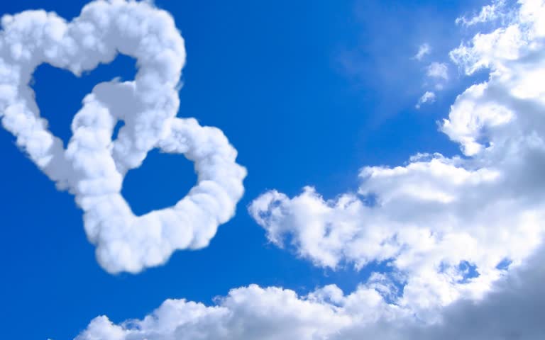 天空中有一朵形状像心形的云