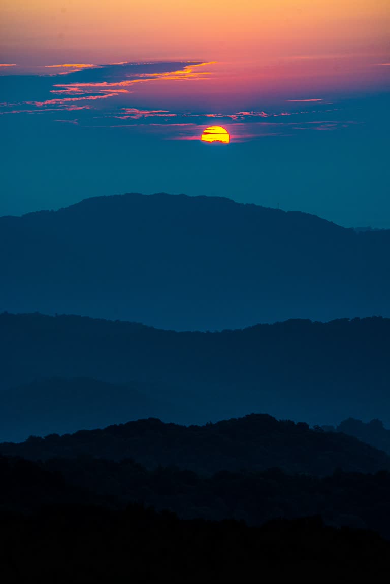 远处的山脉和远处的夕阳