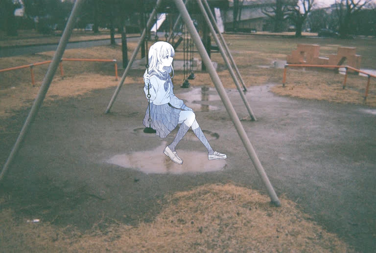 有一幅画是一个女孩在公园的秋千上