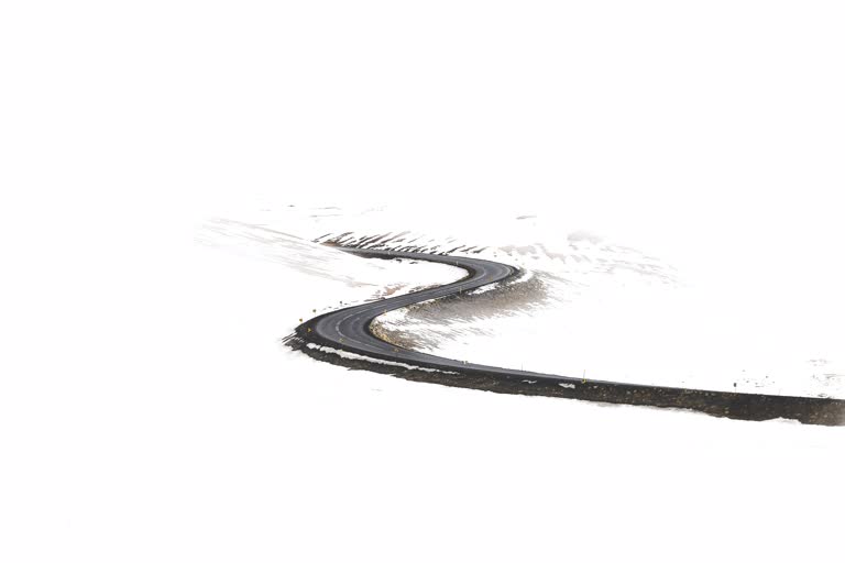这是一幅雪地中蜿蜒的道路的图画