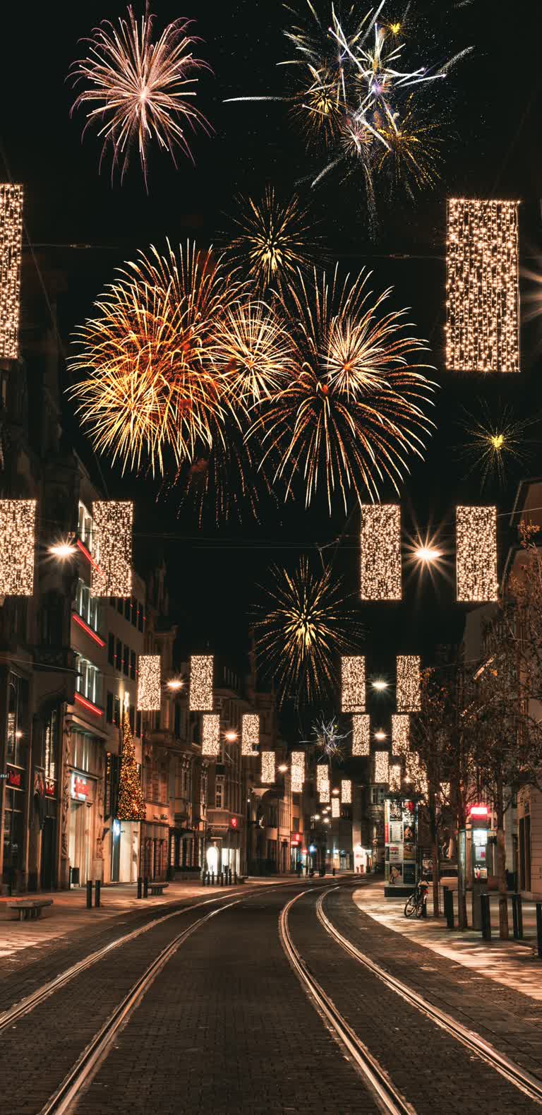 夜晚在城市街道中央燃放烟花