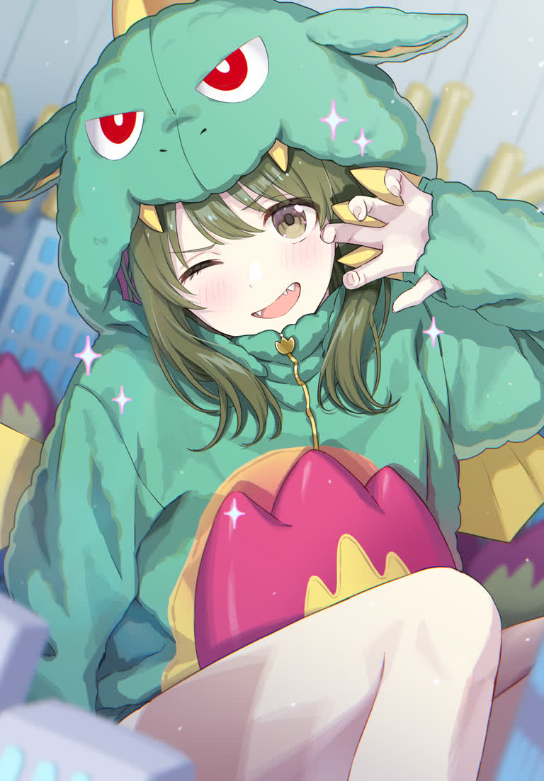 有一个戴着绿帽子的女孩坐在椅子上