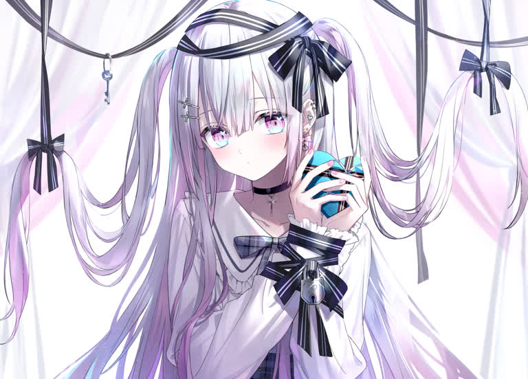 有一个女孩,手里拿着手机