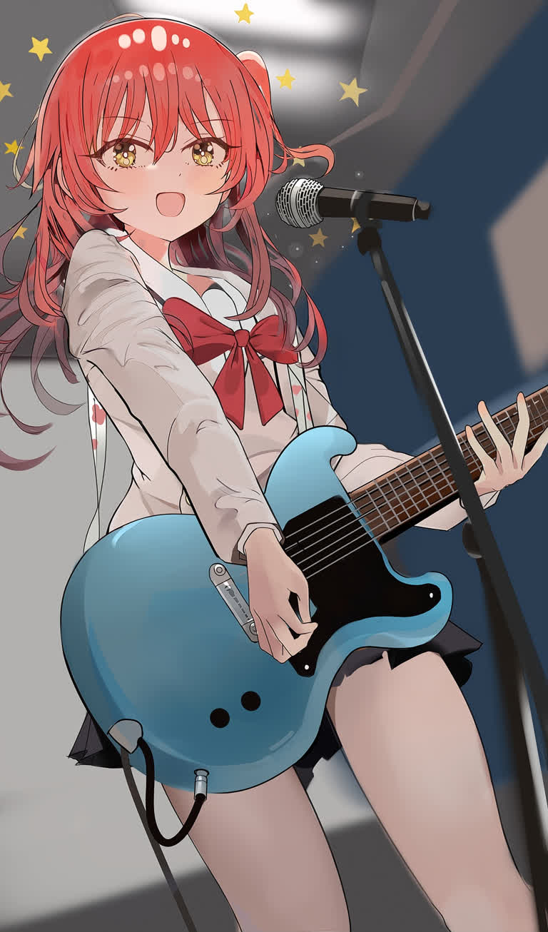 有一个女孩手里拿着吉他