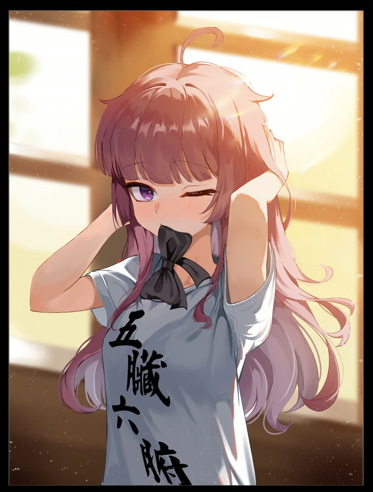 有一个女孩双手抱着头