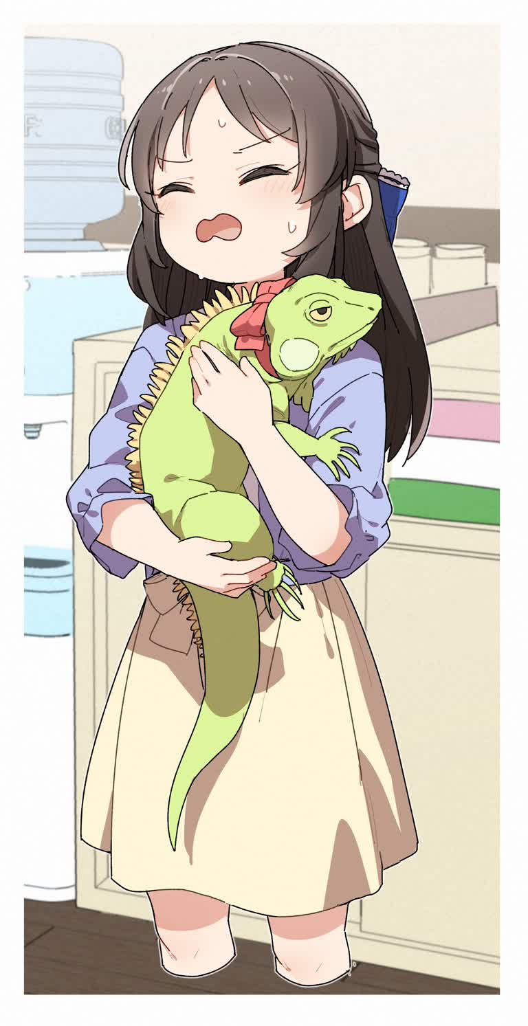 有一个女孩怀里抱着一只蜥蜴