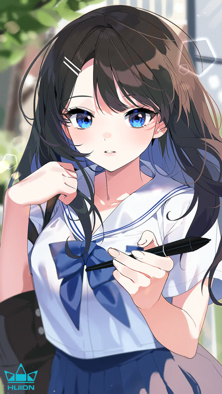有一个女孩,手里拿着一把剪刀
