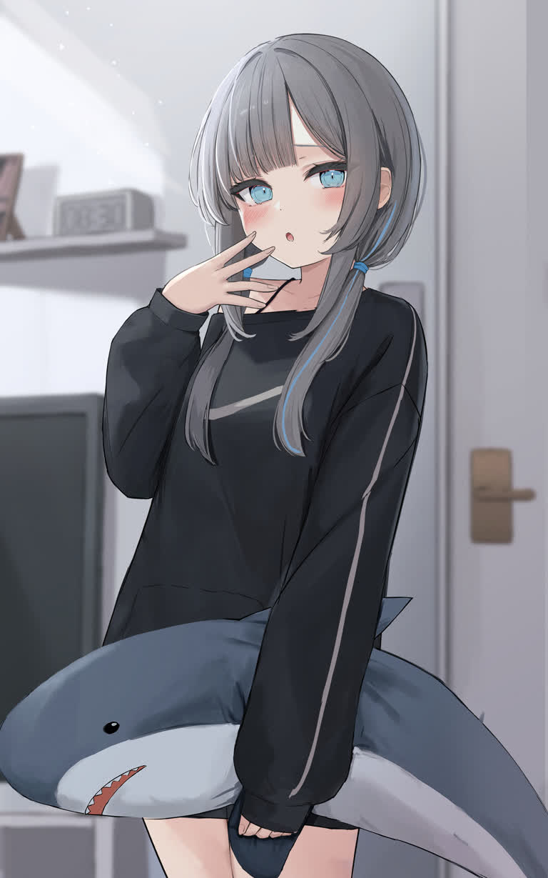 有一个女孩,手里拿着一条鲨鱼
