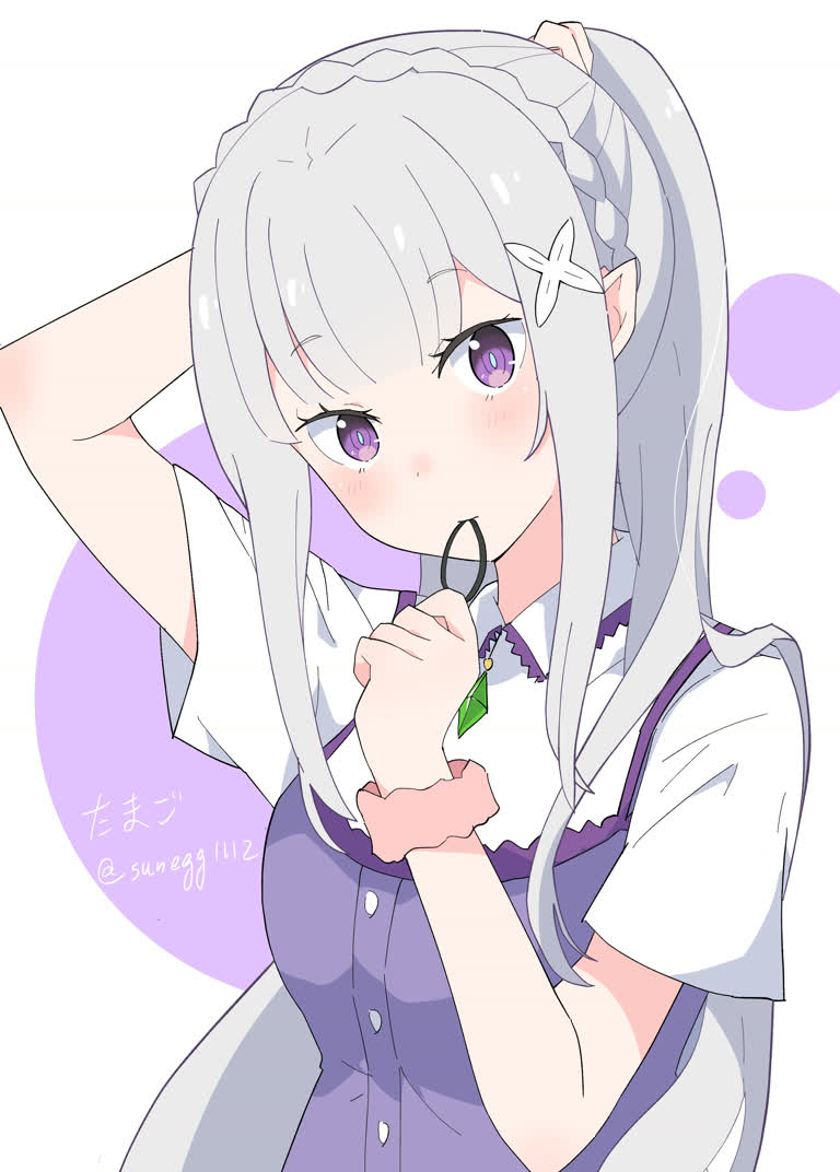 有一个女孩,手里拿着牙刷