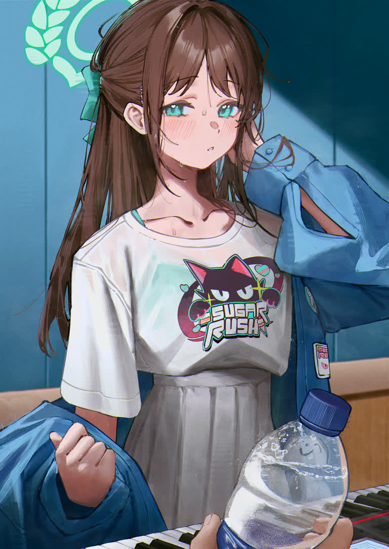 有一个女孩,手里拿着一个水瓶