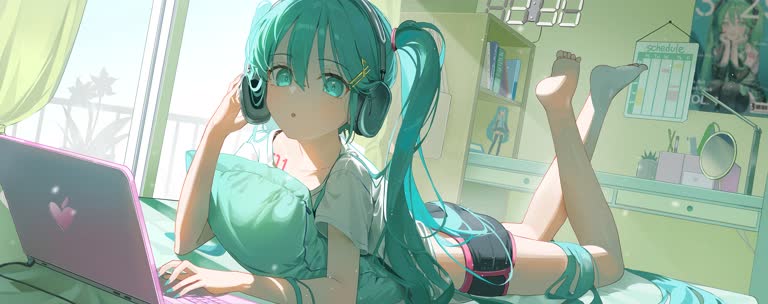 有一个女孩躺在床上,拿着笔记本电脑和耳机