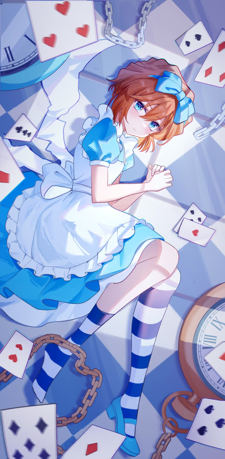 有一个女孩,她拿着一个钟表躺在地上