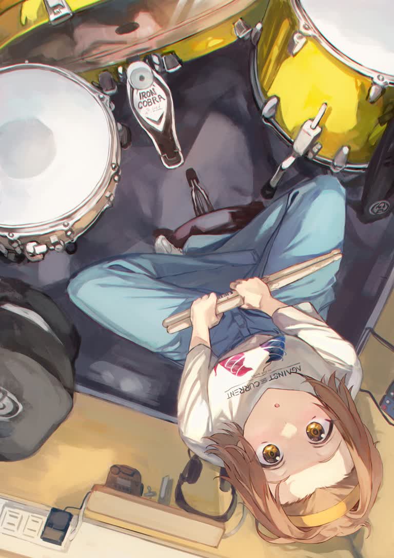 有一个女孩躺在键盘旁边的地板上