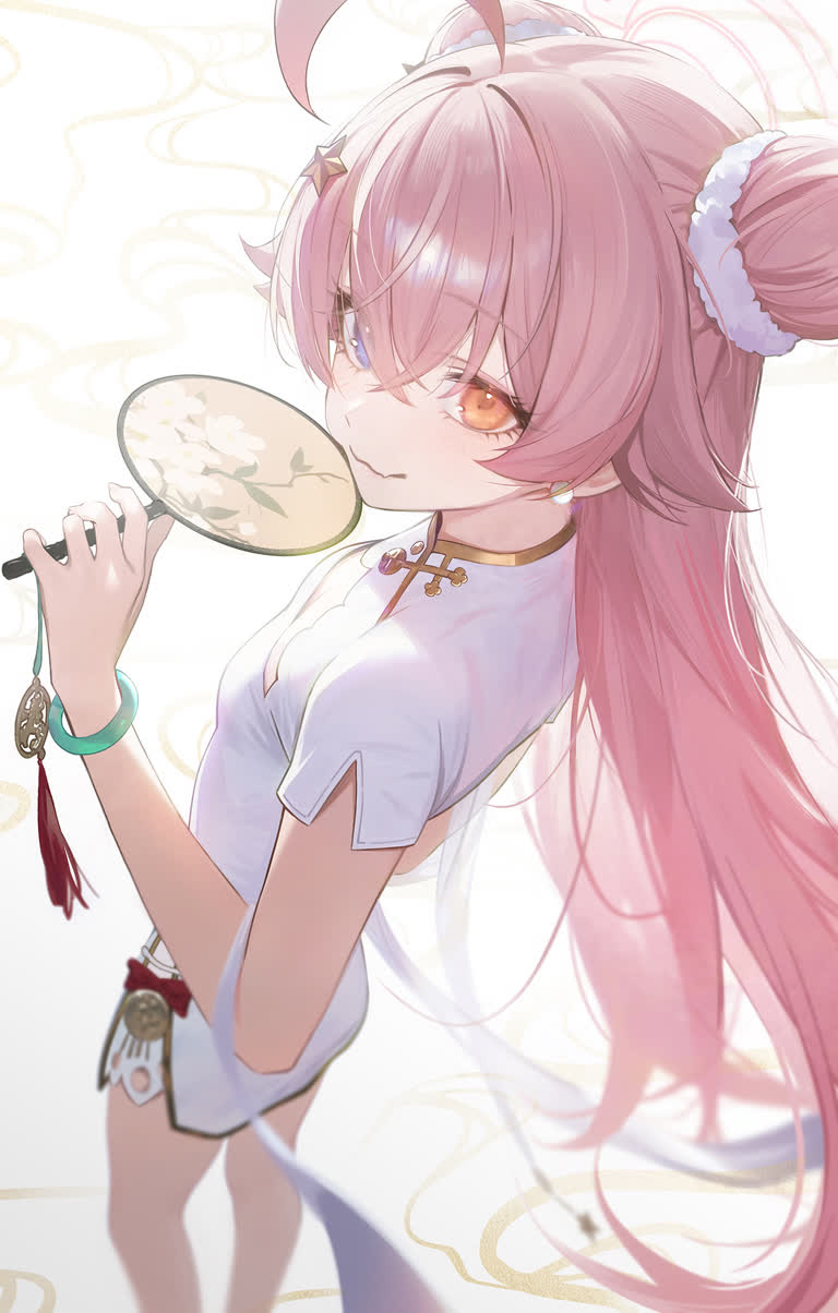 有一个粉色长发的女孩拿着网球拍