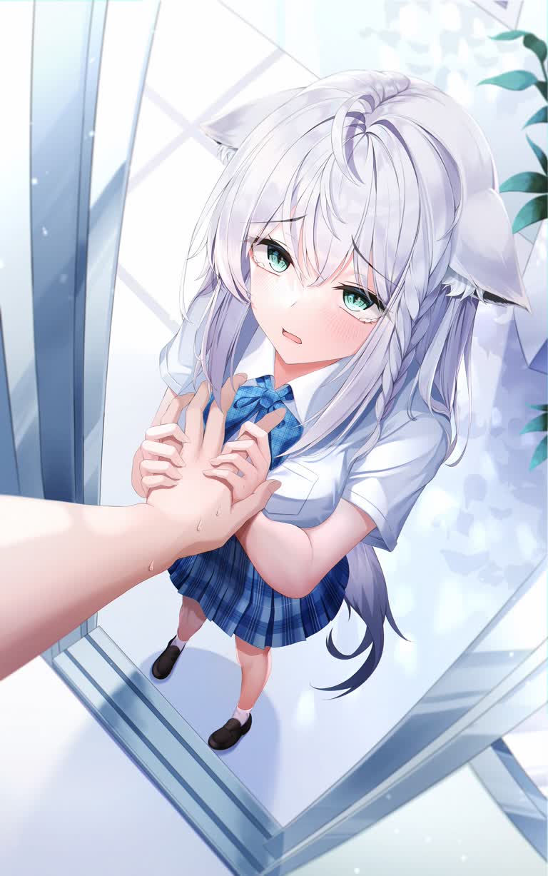 有一个穿着校服的女孩抓着一只手