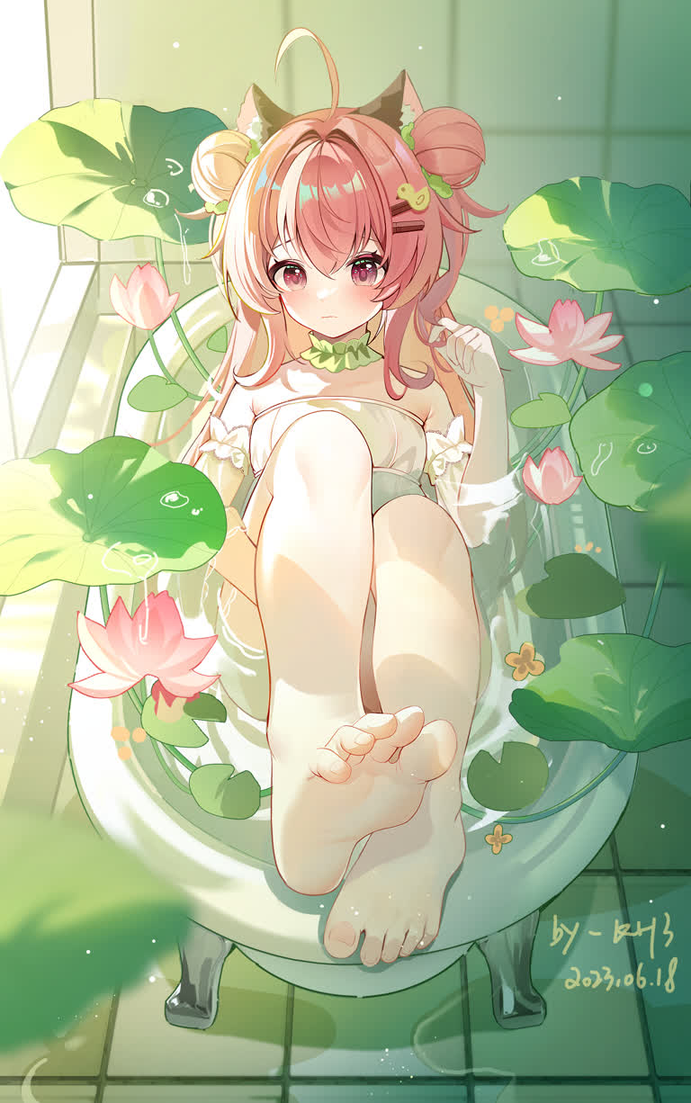 有一个女孩坐在水中的浴缸里