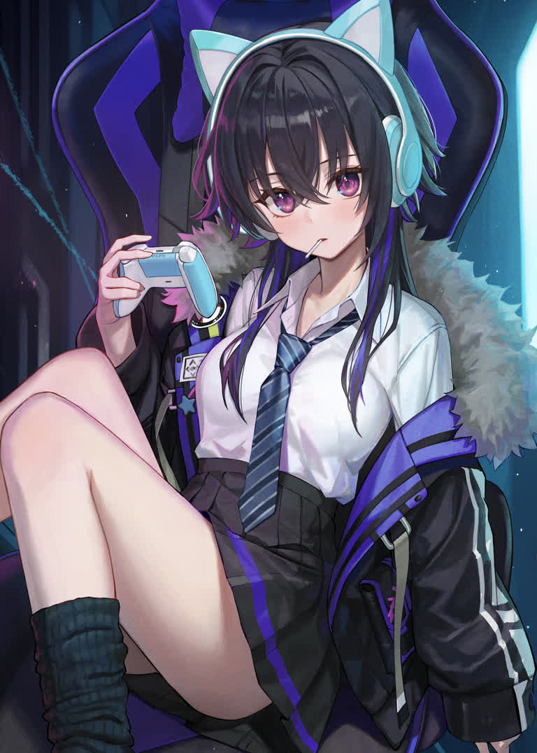 有一个女孩坐在椅子上拿着手机