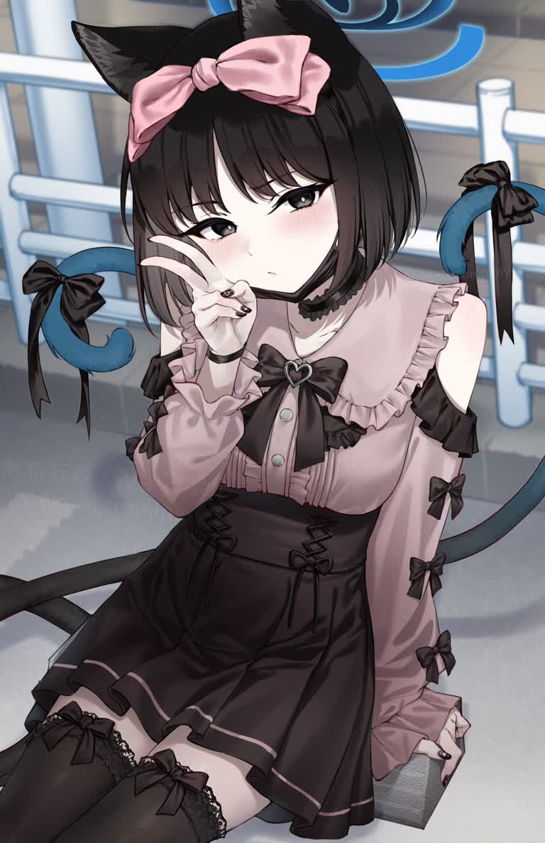 有一个女孩,她和一只猫坐在地上