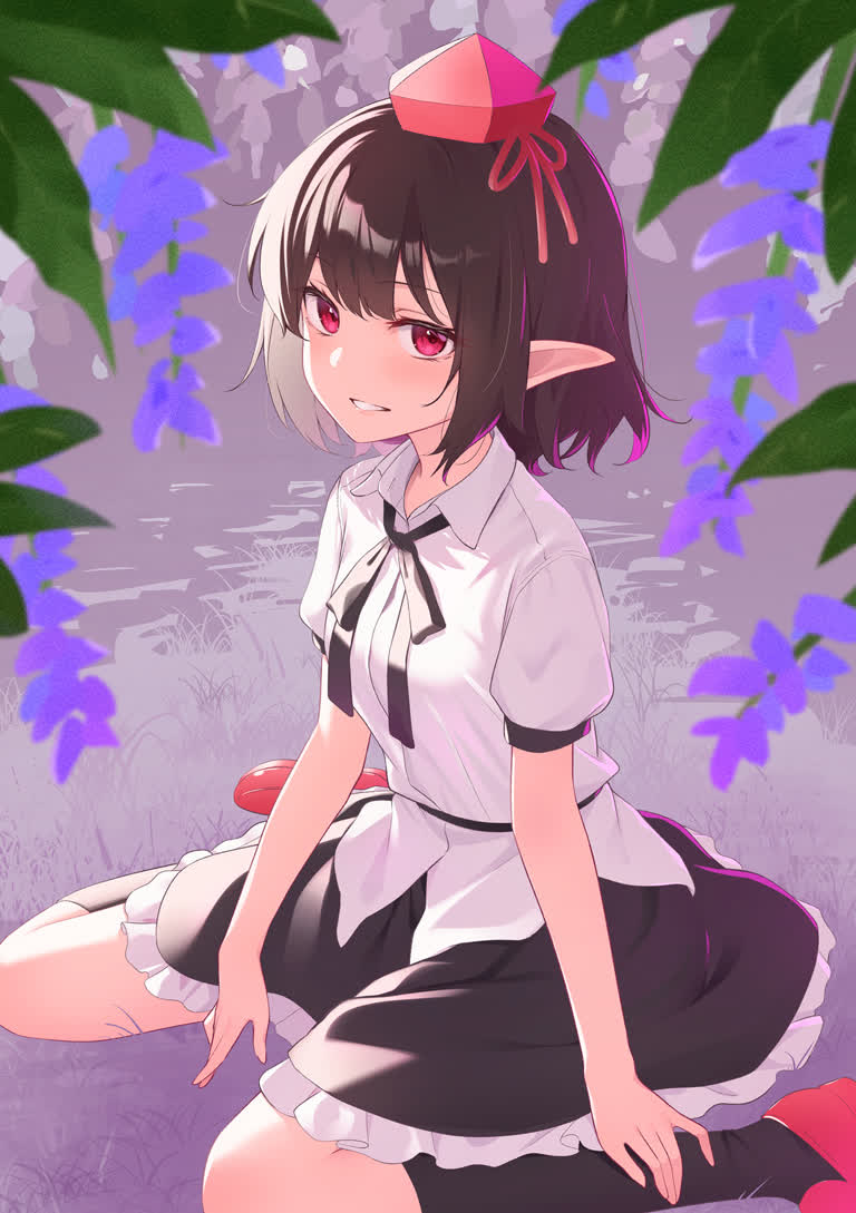 草丛里有一个女孩坐在地上