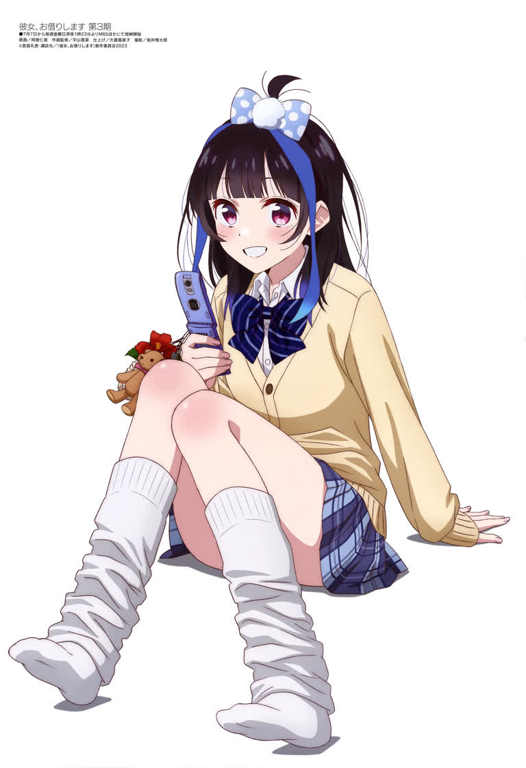 有一个女孩抱着一只泰迪熊坐在地上