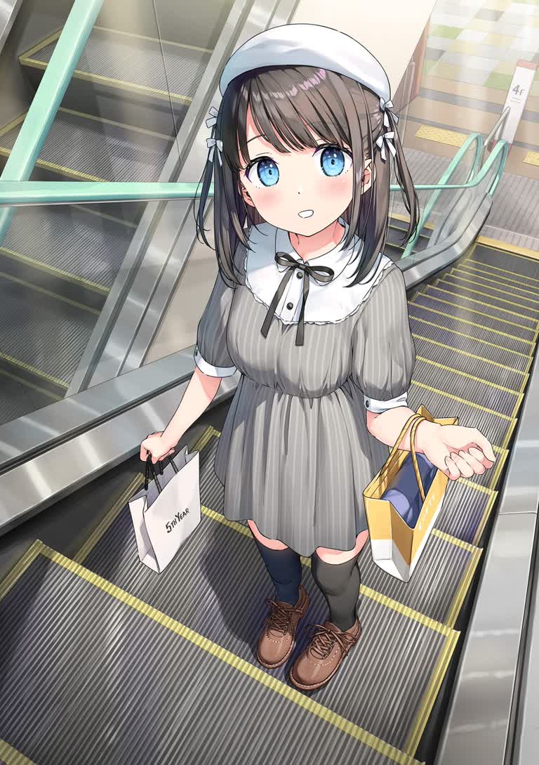 有一个女孩,她拿着一个包站在自动扶梯上