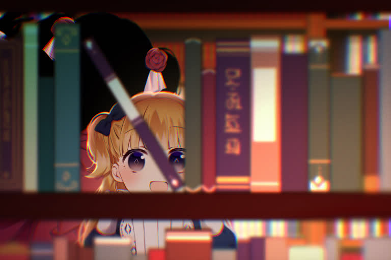 有一个女孩站在书架前