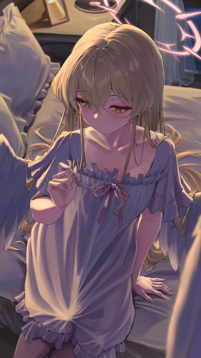 有一个女孩站在镜子前