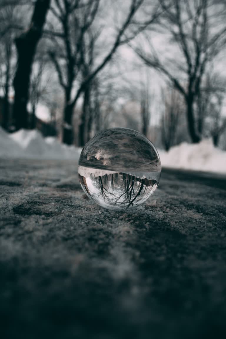 街中央的地上坐着一个玻璃球