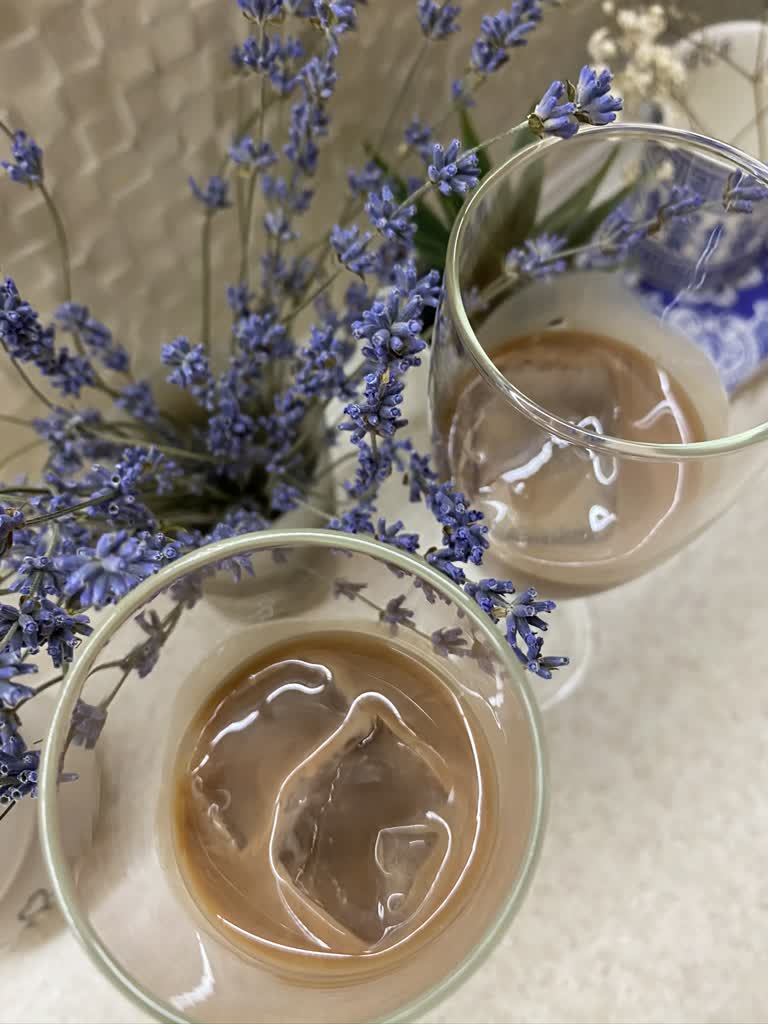 桌子上放着两个装满液体和冰块的玻璃杯