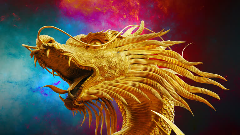 在五颜六色的背景前陈列着一尊金龙雕像