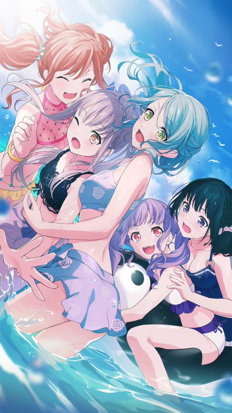 有一群女孩一起在水中