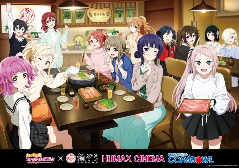 有一群人围坐在一张桌子旁吃美食