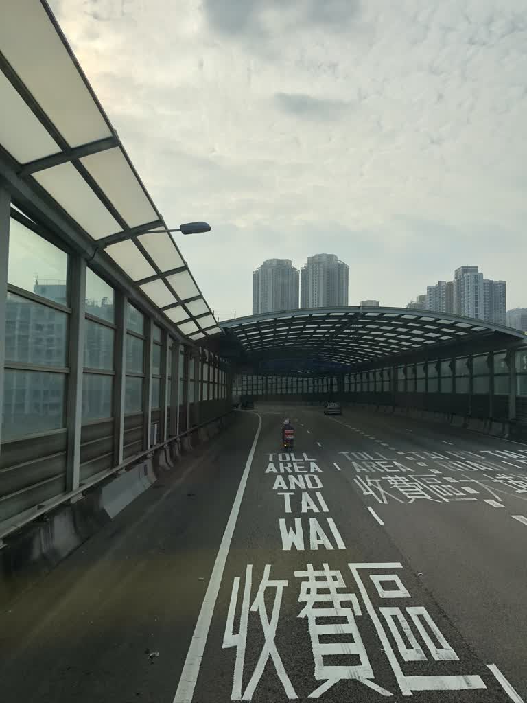 这是机场公交车站的图片
