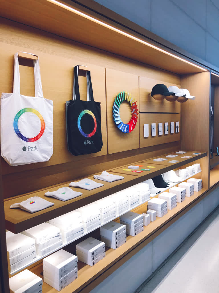 这是商店中展示 Apple 产品的图片