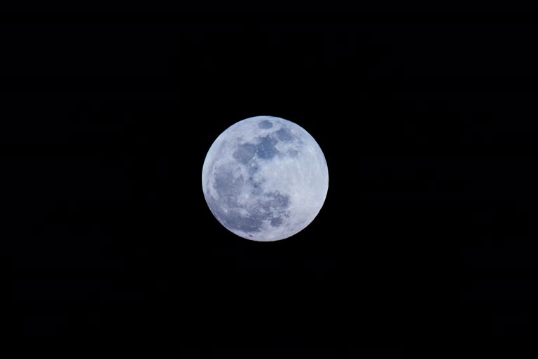 这是夜空中满月的图像