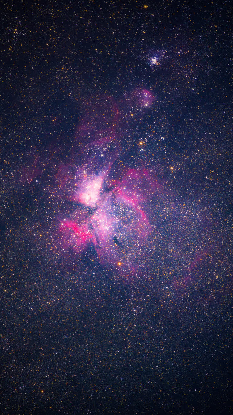 这是一张以恒星为背景的星系图像