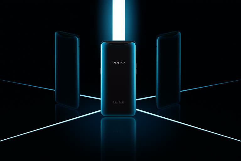 这是一组三部手机在黑暗房间里的图像