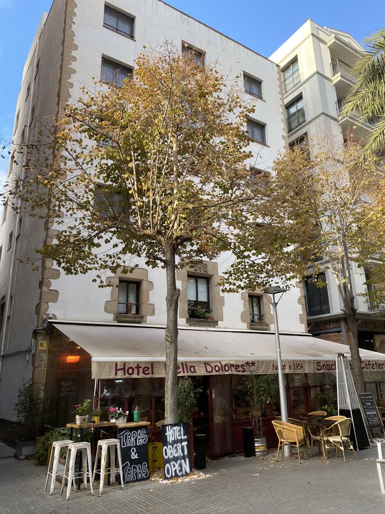 这是一张外面有桌椅的酒店图片