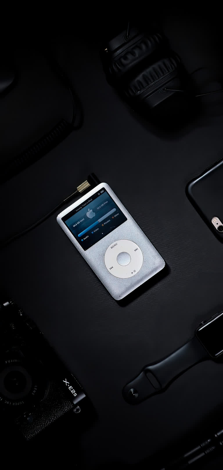 这是一张 IPod 放在桌子上的图像