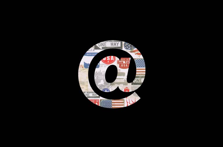 这是一张由美国国旗制成的字母 Q 的图像