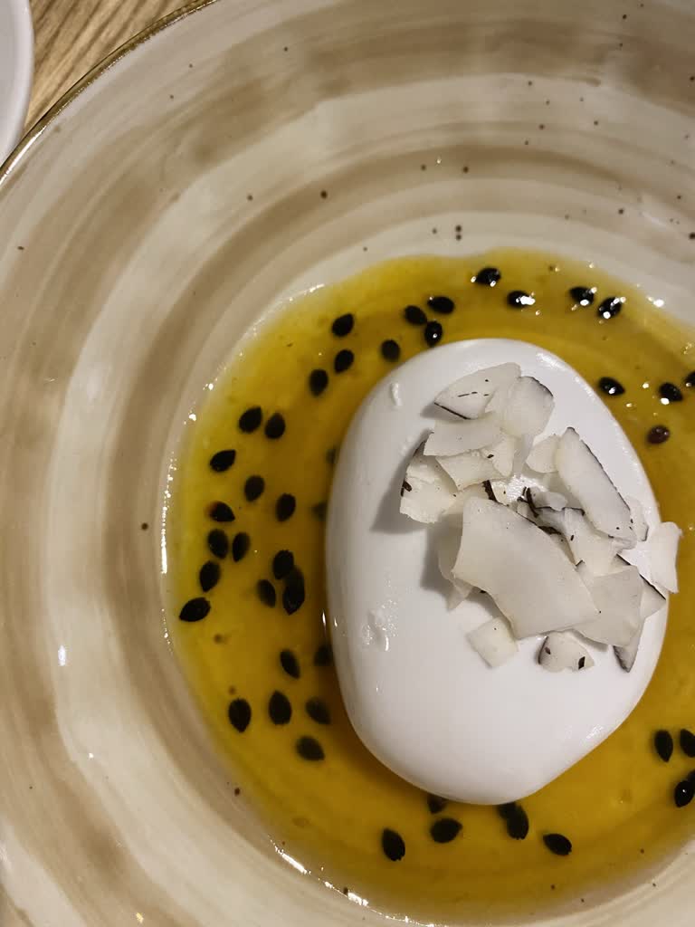 这是桌子上一盘食物的图像