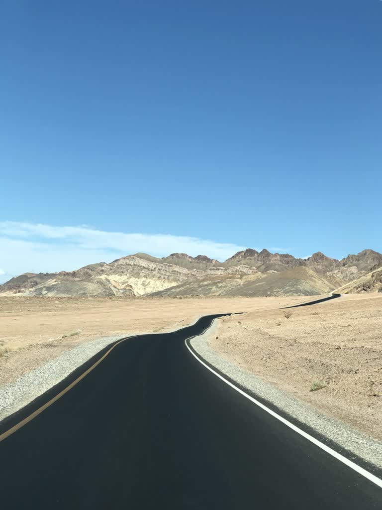 这是沙漠中路的画面