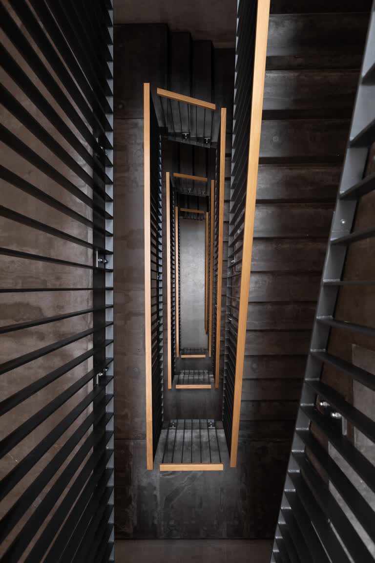 这是建筑物中螺旋楼梯的图像