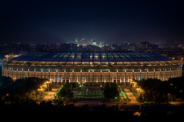 这是一张夜间灯火通明的体育场图片