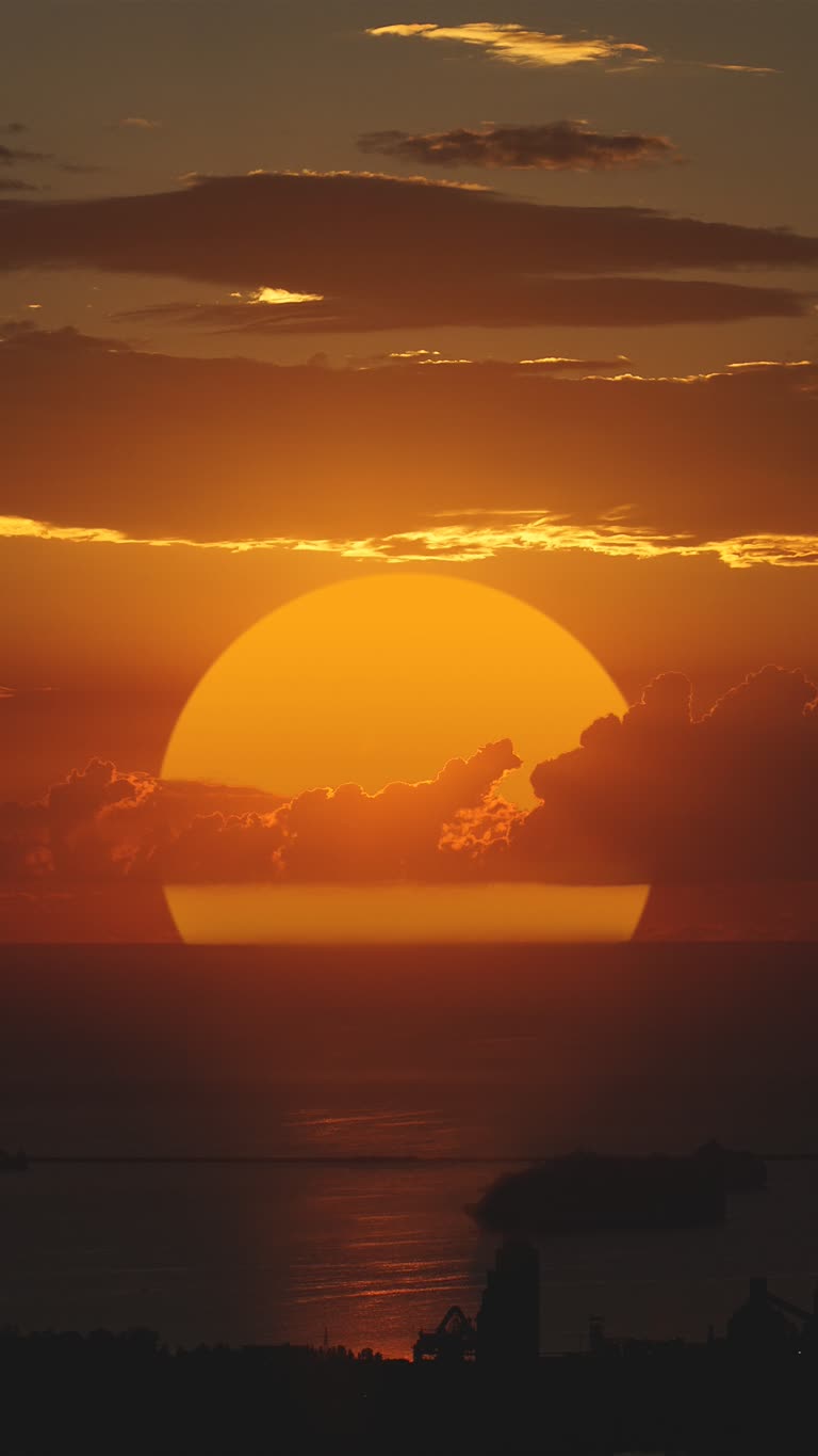 这是太阳落在海洋上的图像